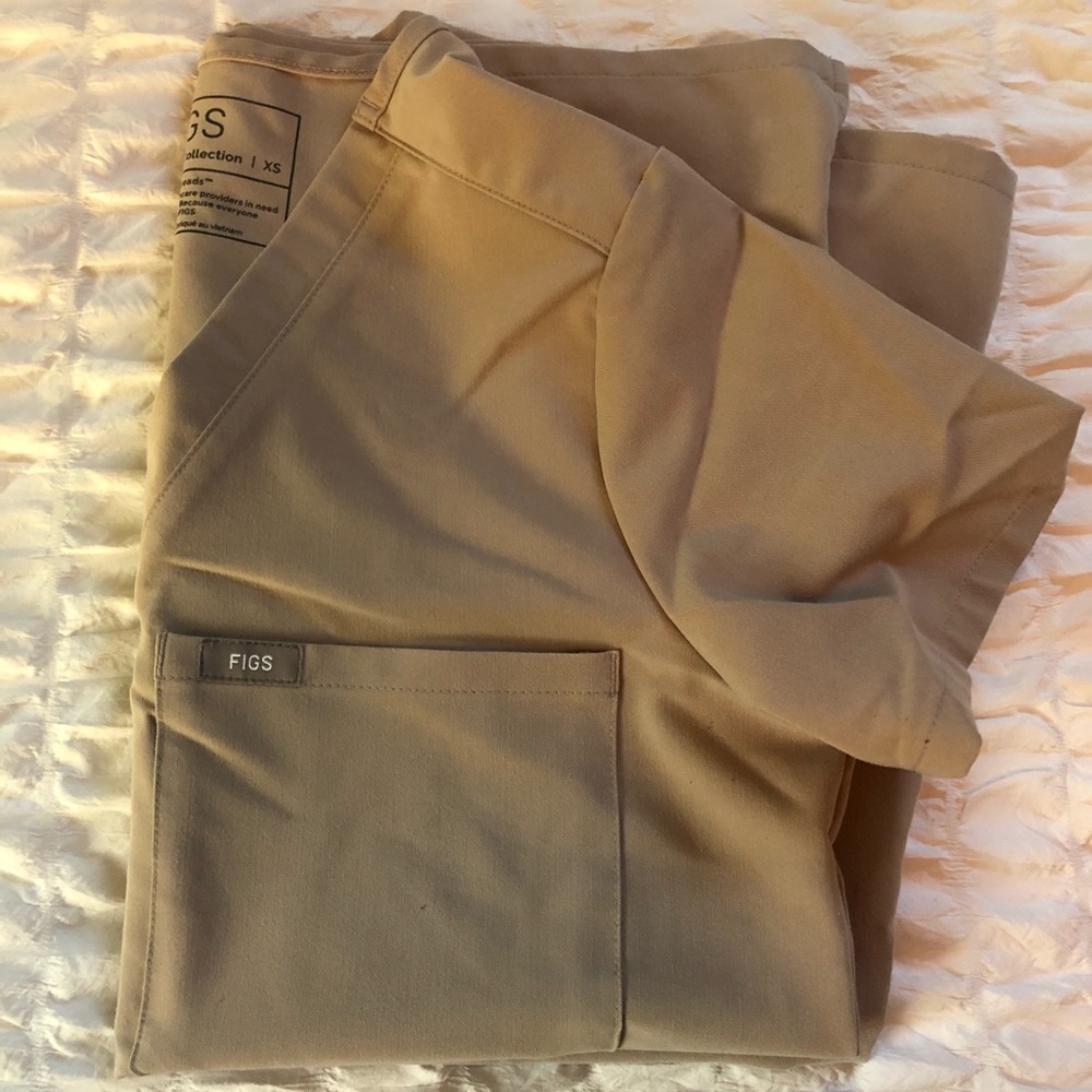 FIGS BEIGE CATARINA ONE POCKET SCRUB TOP